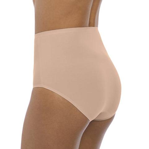 Model in Fantasie Smoothease High Waisted Broekje Beige Zijkant
