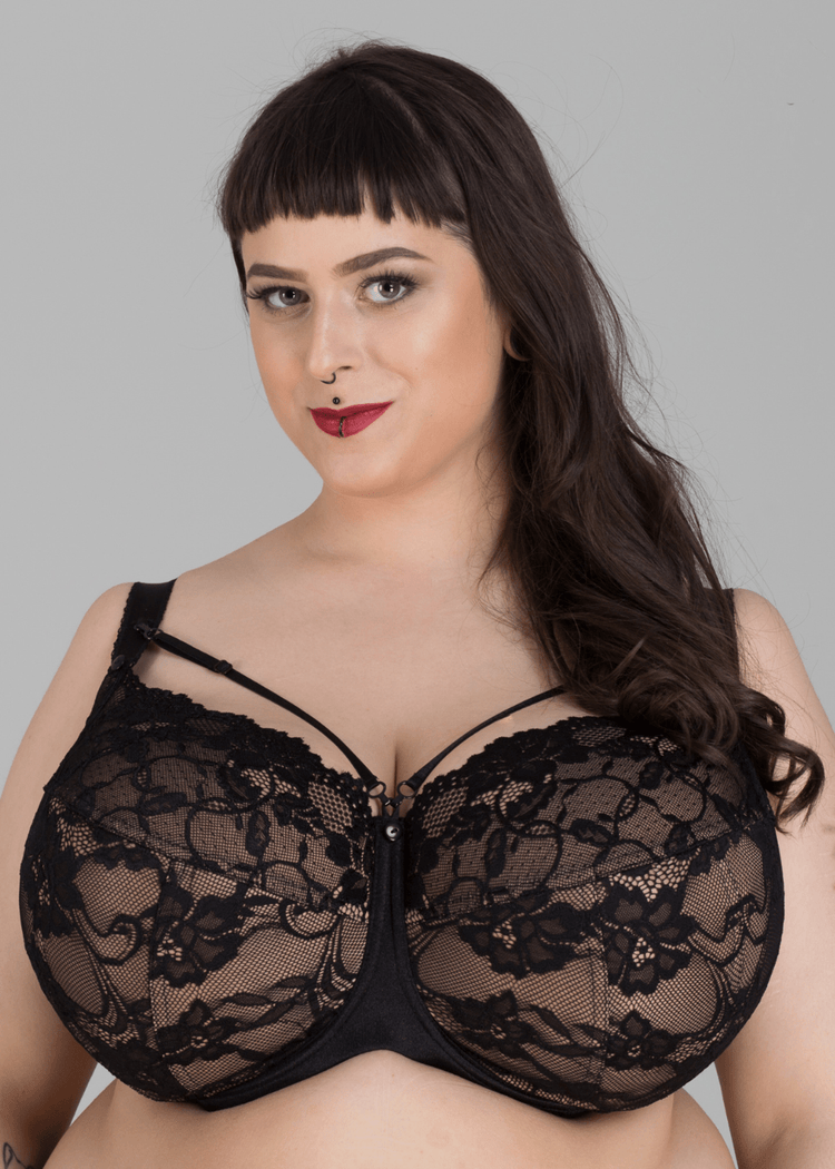 Model in FB Black Full cup BH voorzijde