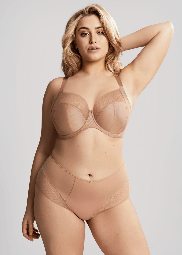 Model in Bliss Full Cup BH Hazel Lifestyle Voorzijde