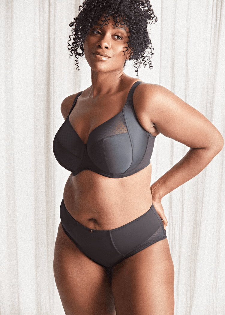 Model in Bliss High Waisted Broekje Noir Lifestyle Voorzijde