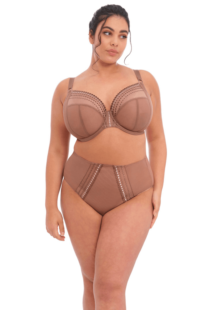 Model in Matilda Full Cup Plunge BH Clove voorzijde