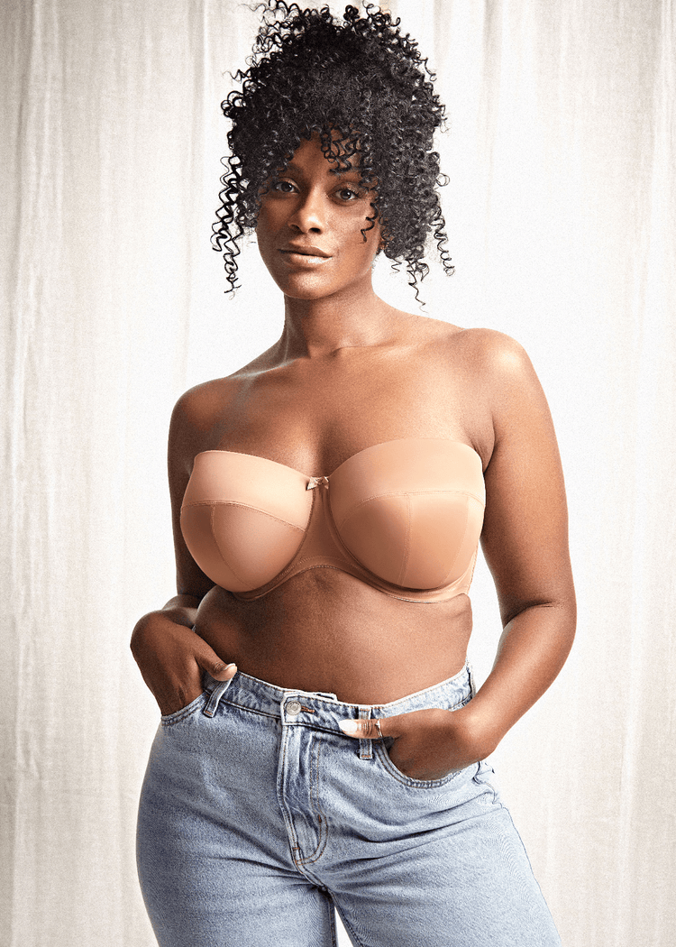 Model in Dana Strapless Caramel Lifestyle Voorzijde