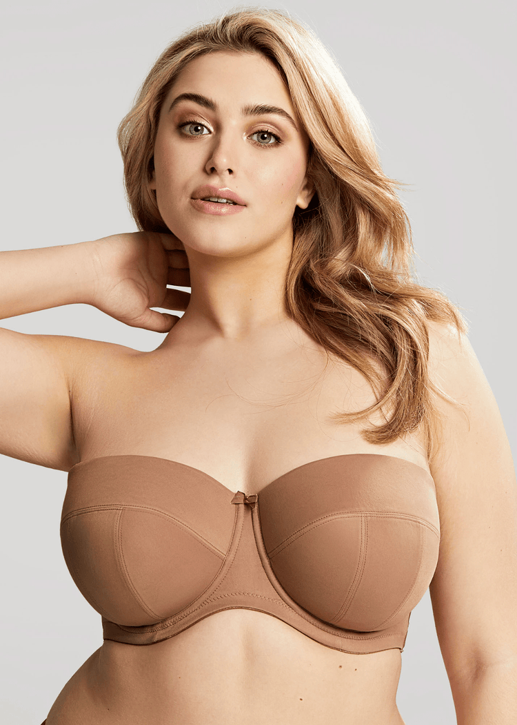 Model in Dana Strapless Caramel Voorzijde