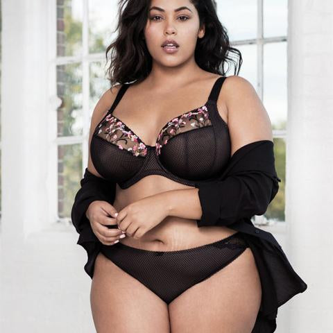 Model in Elomi Charley Brazillian Zwart