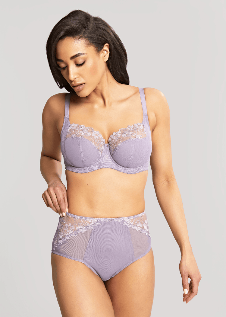 Model in Emilia Full Cup BH Lilac Voorzijde