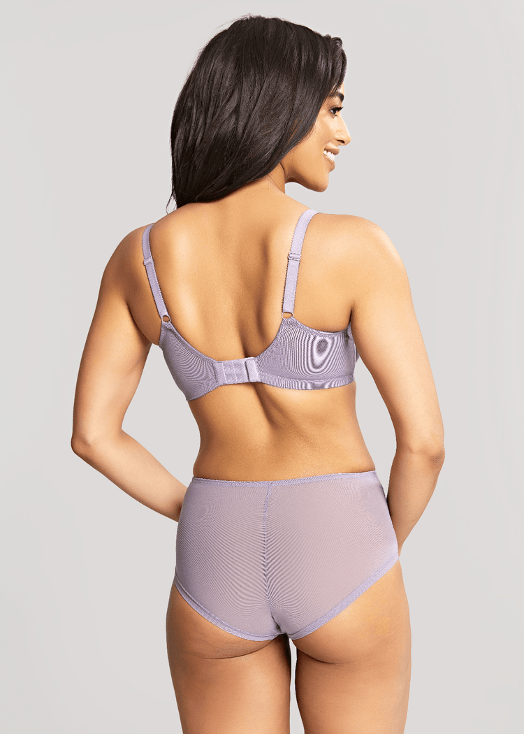 Model in Emilia Full Cup BH Lilac Achterzijde
