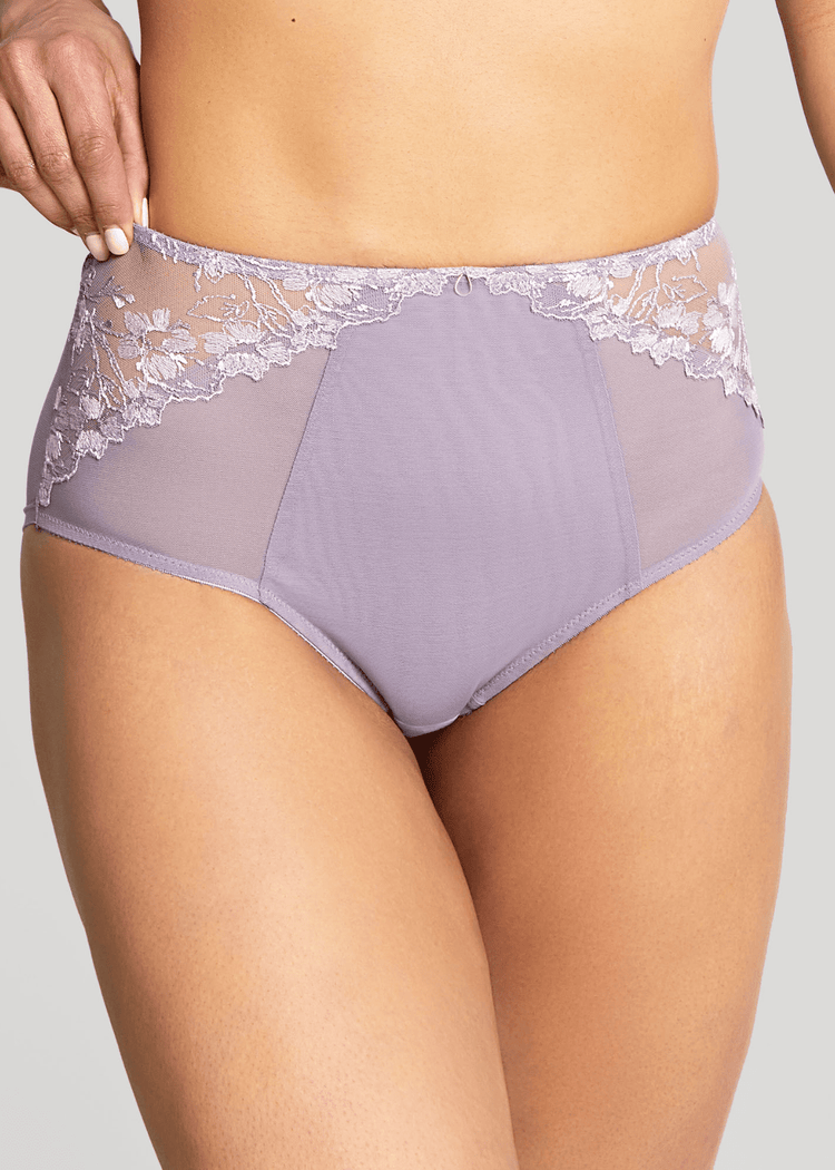 Model in Emilia High Waisted Broekje Lilac Voorzijde