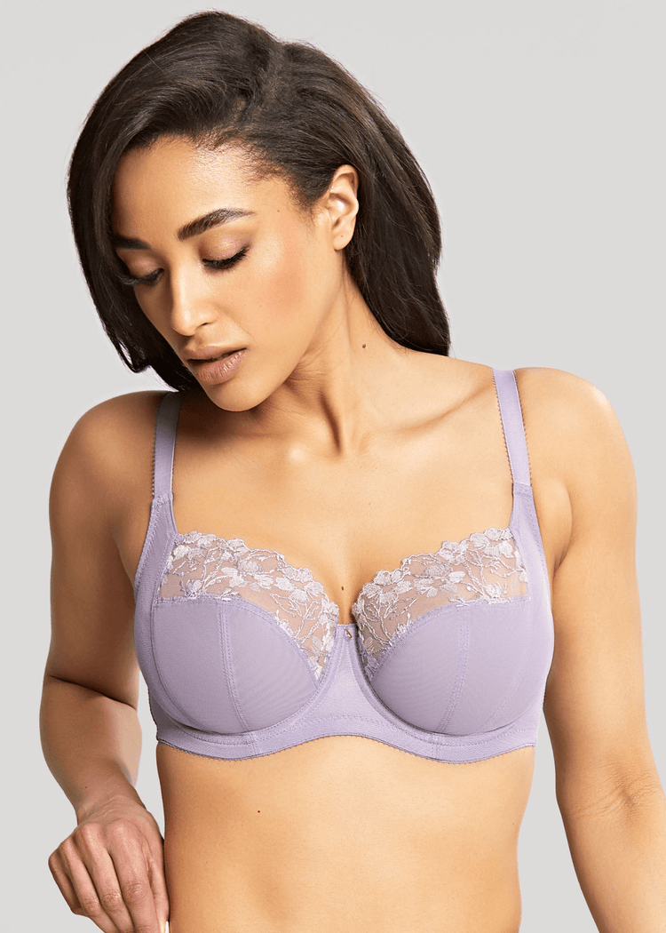 Model in Emilia Full Cup BH Lilac Voorzijde