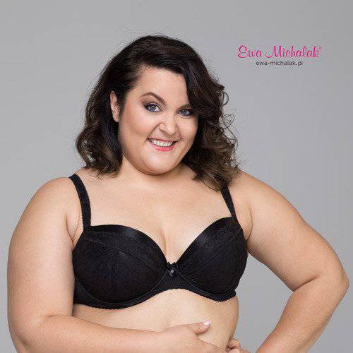 Model in Ewa Michalak PL Triumf Voorgevormde BH Zwart voorzijde