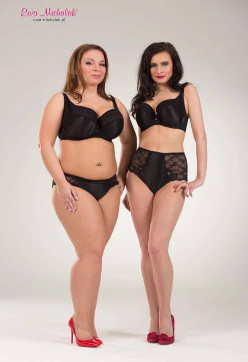 Modellen in Ewa Michalak SF Black Pearl Balconette BH Zwart