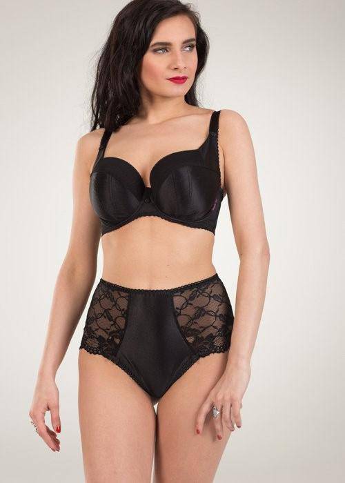 Model in Ewa Michalak SF Black Pearl Balconette BH Zwart en Ewa Michalak signature high waisted broekje zwart