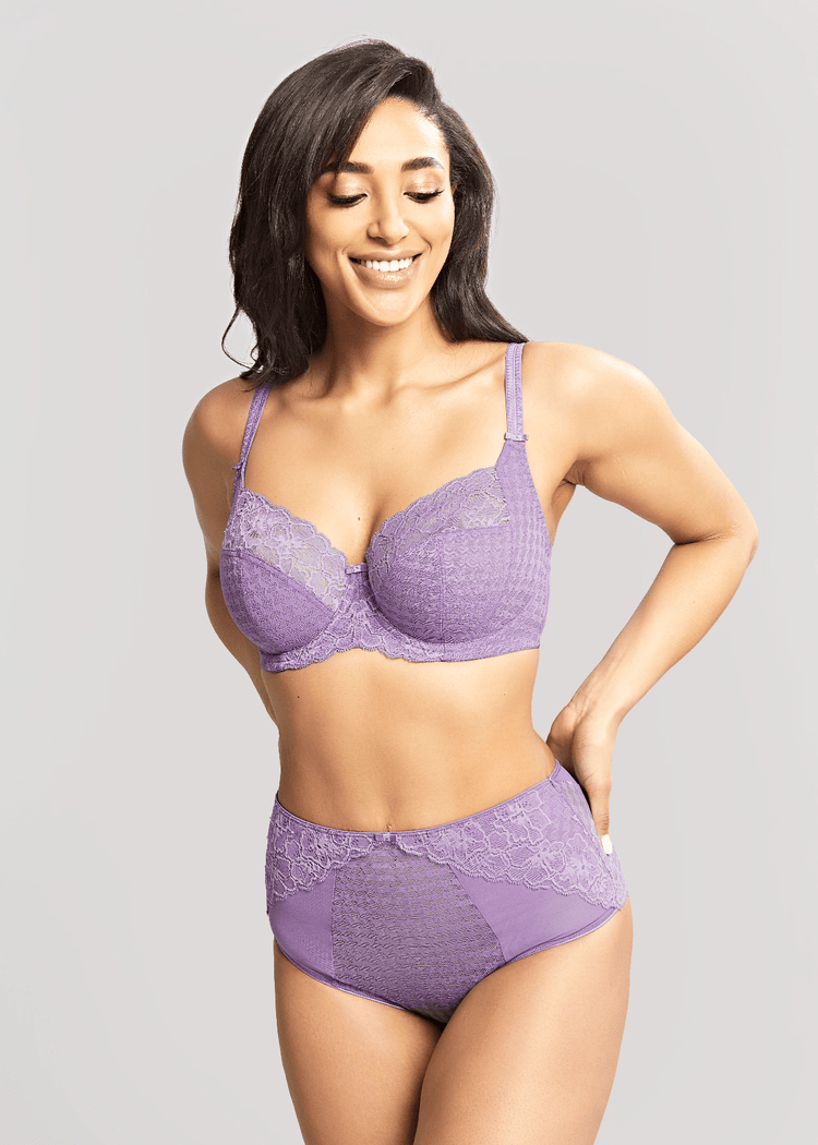 Model in Envy Balconette BH Violet Voorzijde