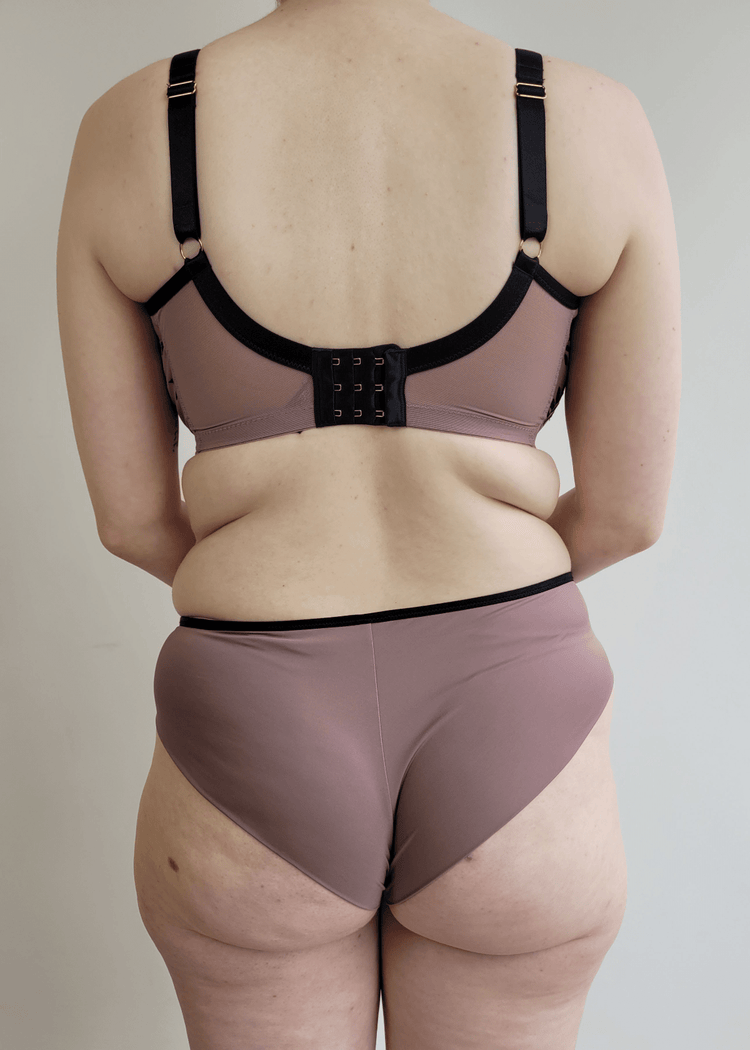 Model in Tango Broekje Equinox achterzijde