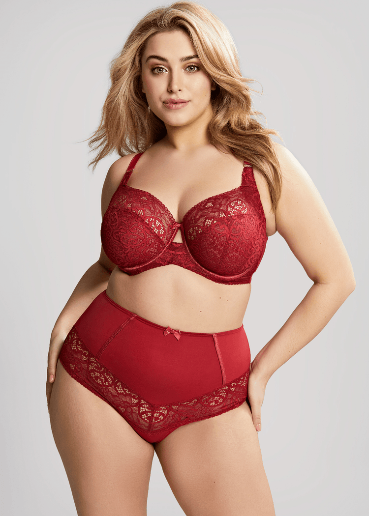 Model in Estel High Waisted Broekje Raspberry Voorzijde