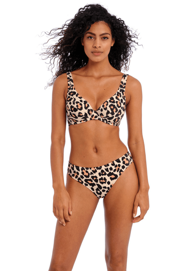 Model in Animal Instinct High Apex Bikini Top Naturel Voorzijde