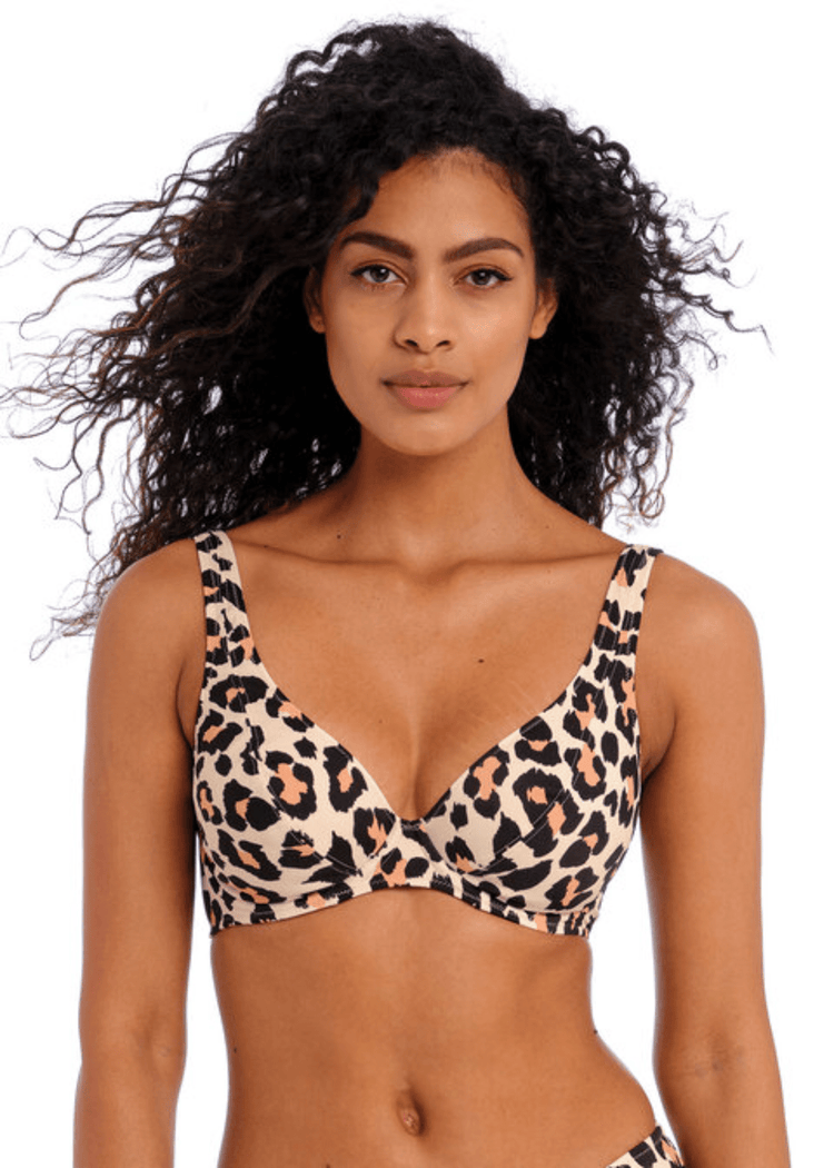 Model in Animal Instinct High Apex Bikini Top Naturel Voorzijde