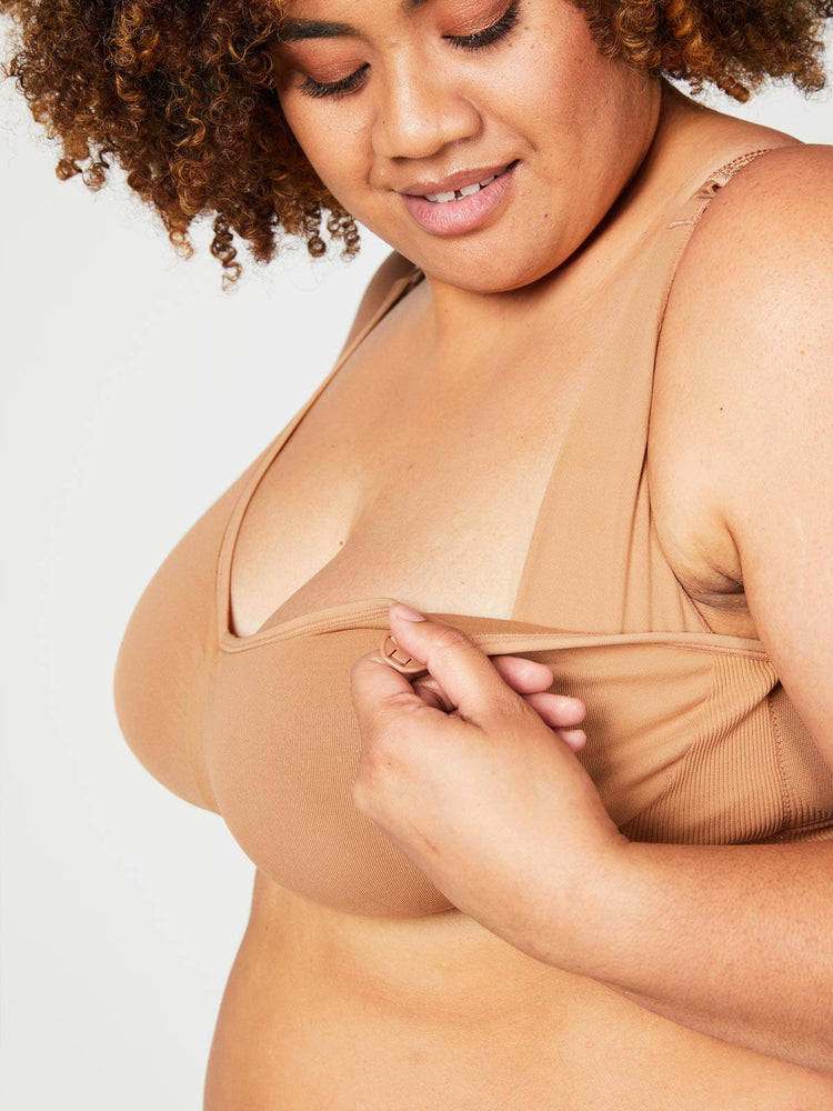 Model In Cake Sugarcandy Beugelloze Voedings-BH Clip Mocha Voorzijde