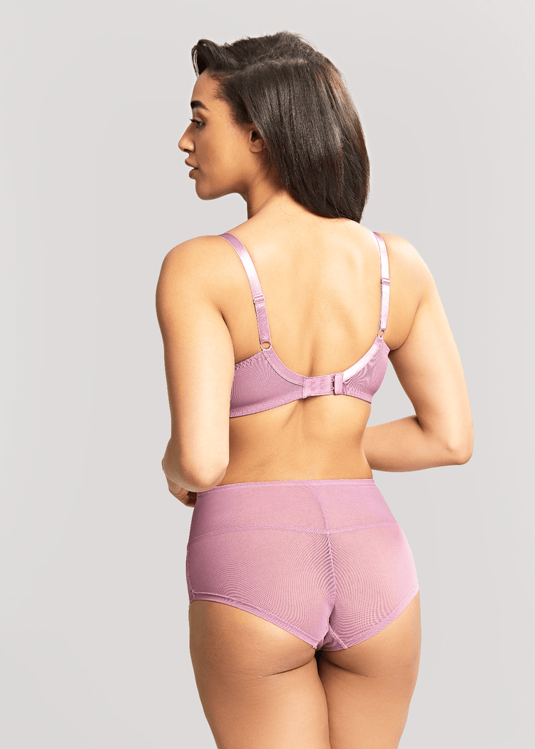 Model in Imogen High Waisted Broekje Mauve Pink Achterzijde