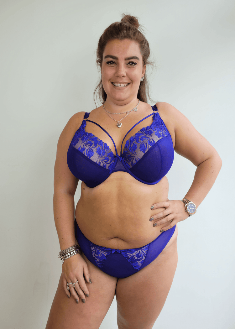 Model in Jaida Plunge BH Cobalt Voorzijde