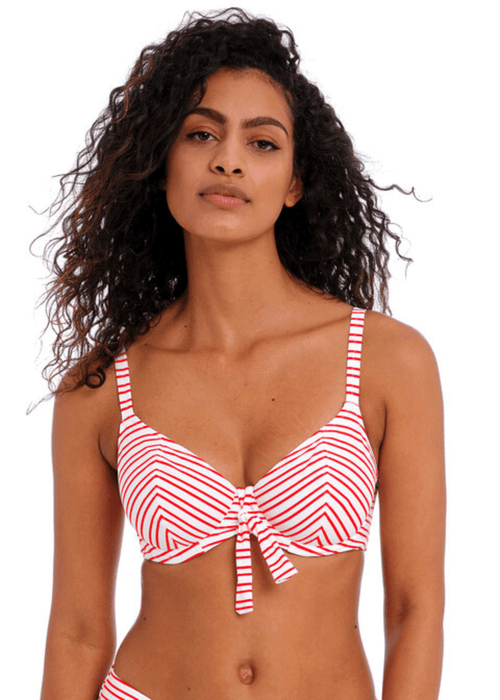 Model in New Shores Plunge Bikini Chili Voorzijde