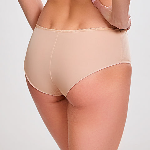 Model in Panache Cari Broekje Champagne
