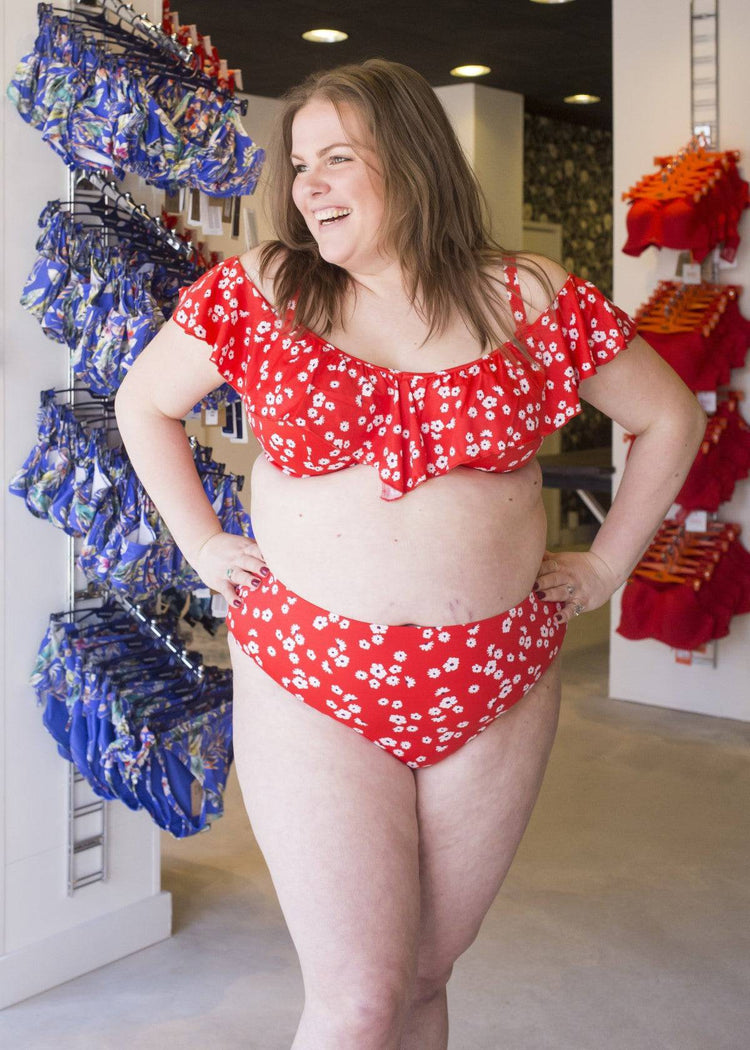 Model in Elomi Plain Sailing Bikini Red Floral voorzijde