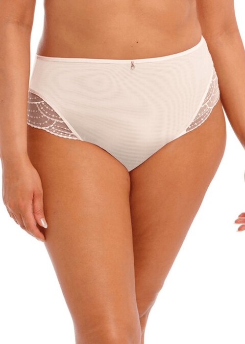 Model in Priya Broekje Vanilla Voorzijde