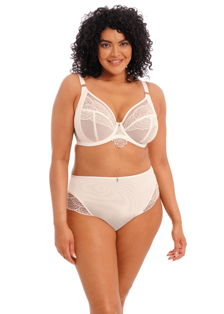Model in Priya Broekje Vanilla Voorzijde