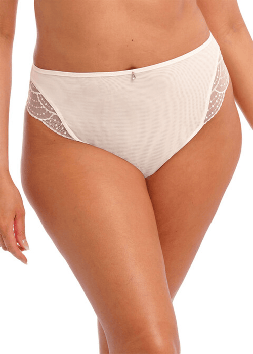 Model in Priya Brazilian Broekje Vanilla Voorzijde