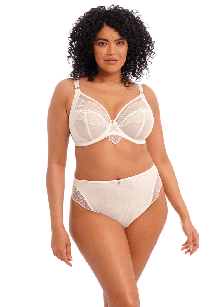 Model in Priya Brazilian Broekje Vanilla Voorzijde