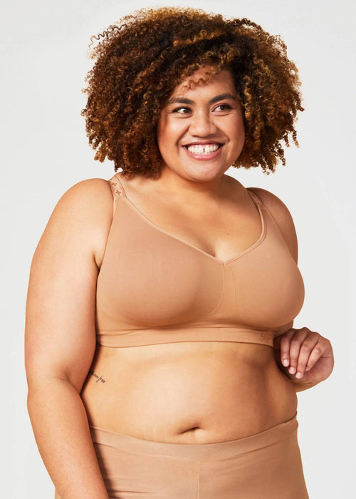 Model In Cake Sugarcandy Beugelloze BH Mocha Voorzijde