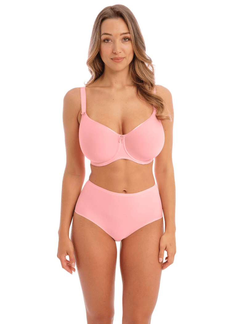 Model in Rebecca Spacer T-Shirt BH Coral Voorzijde