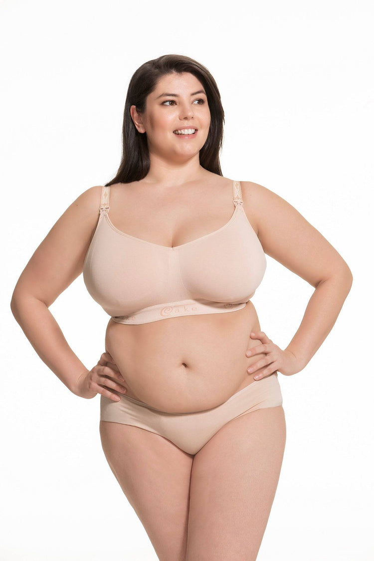 Model in Cake Sugarcandy Beugelloze Voedings-BH Light Nude