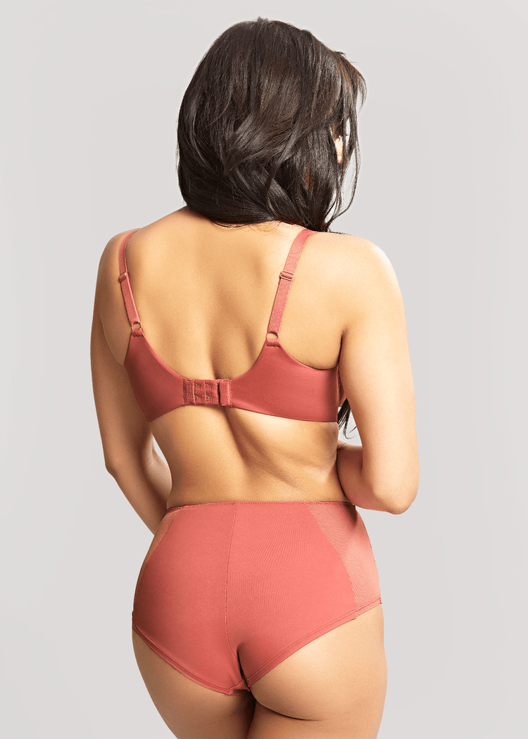 Model in Rocha High Waisted Broekje Garnet Rose Achterzijde