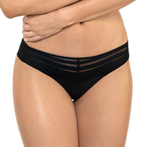 Model in Gorteks luna string zwart voorzijde
