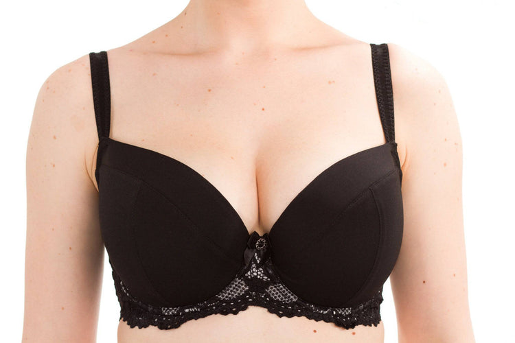 Model in S Leela Padded BH Zwart voorzijde