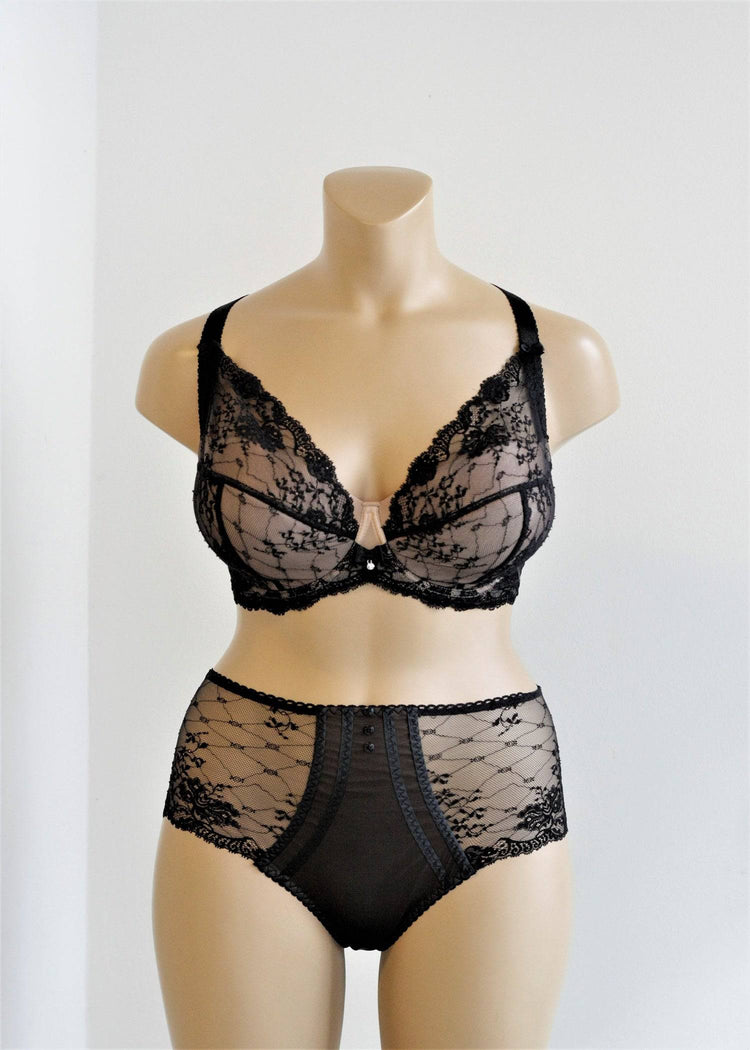 Paspop in Ewa Michalak Aurelia Zwart set voorzijde