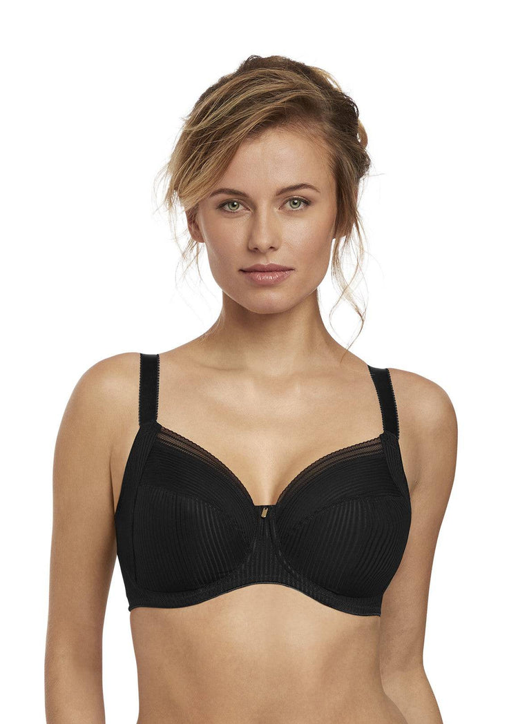 Model in Fantasie Fusion Full Cup BH Zwart