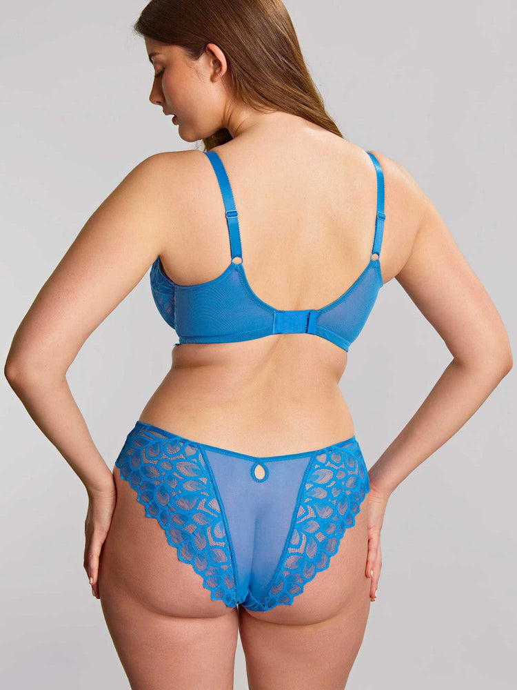 Model in Allure Brazilian Broekje Azure Blue achterzijde
