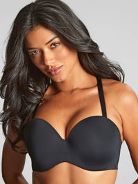 Model in 365 Strapless BH Zwart voorzijde