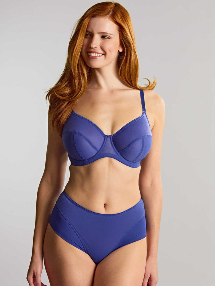 Model in Tango Essence Balconette BH Indigo voorzijde