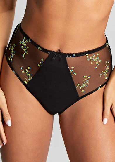 Model in Meadow High Waist broekje zwart voorzijde