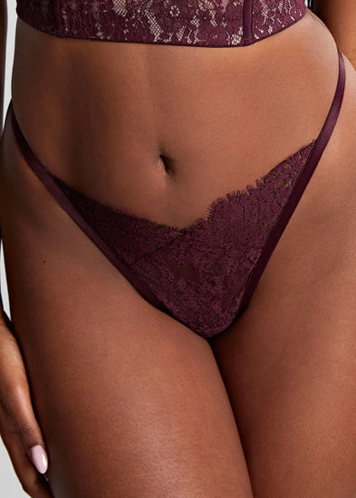 Model in Carmen String Mulberry voorzijde onderkant