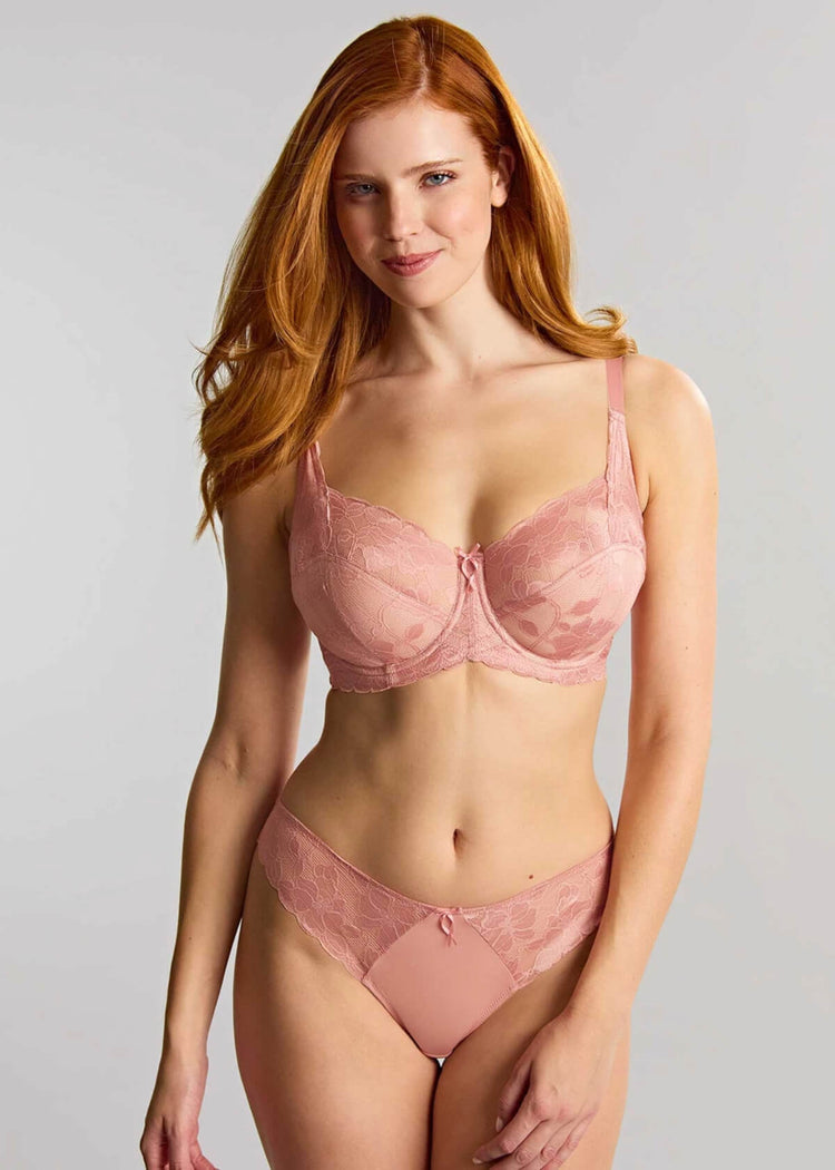 Model in Amour Full Cup BH Rose Pink voorzijde