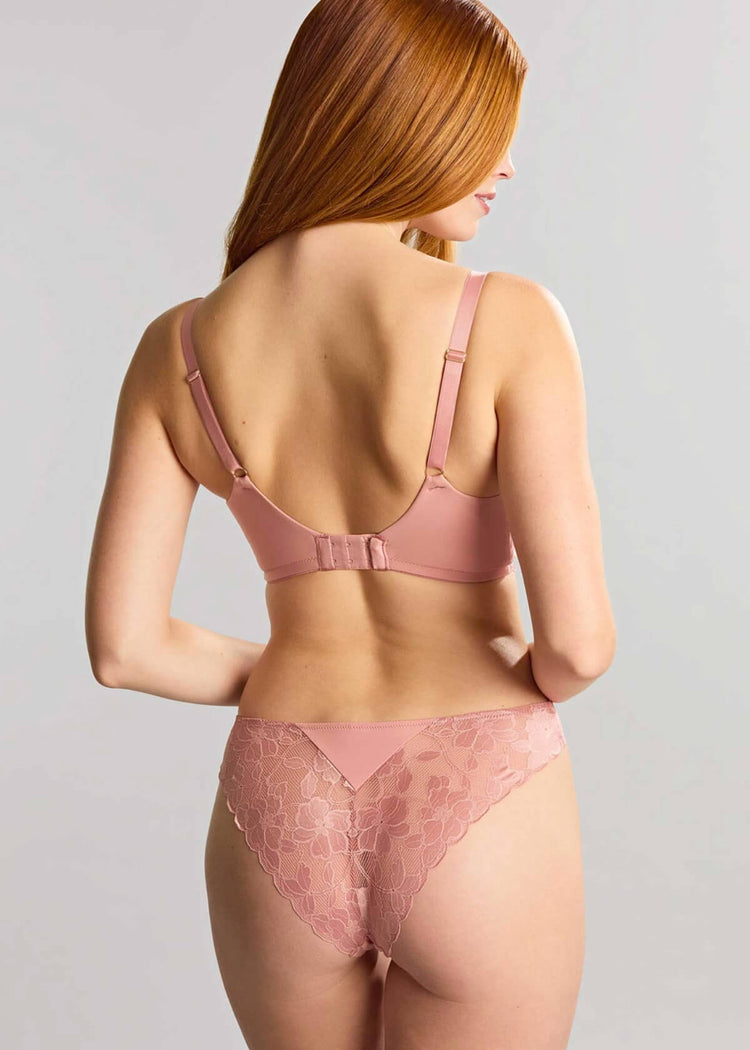 Model in Amour Full Cup BH Rose Pink achterzijde
