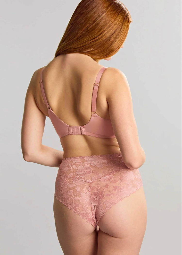 Model in Amour Full Cup BH Rose Pink achterzijde