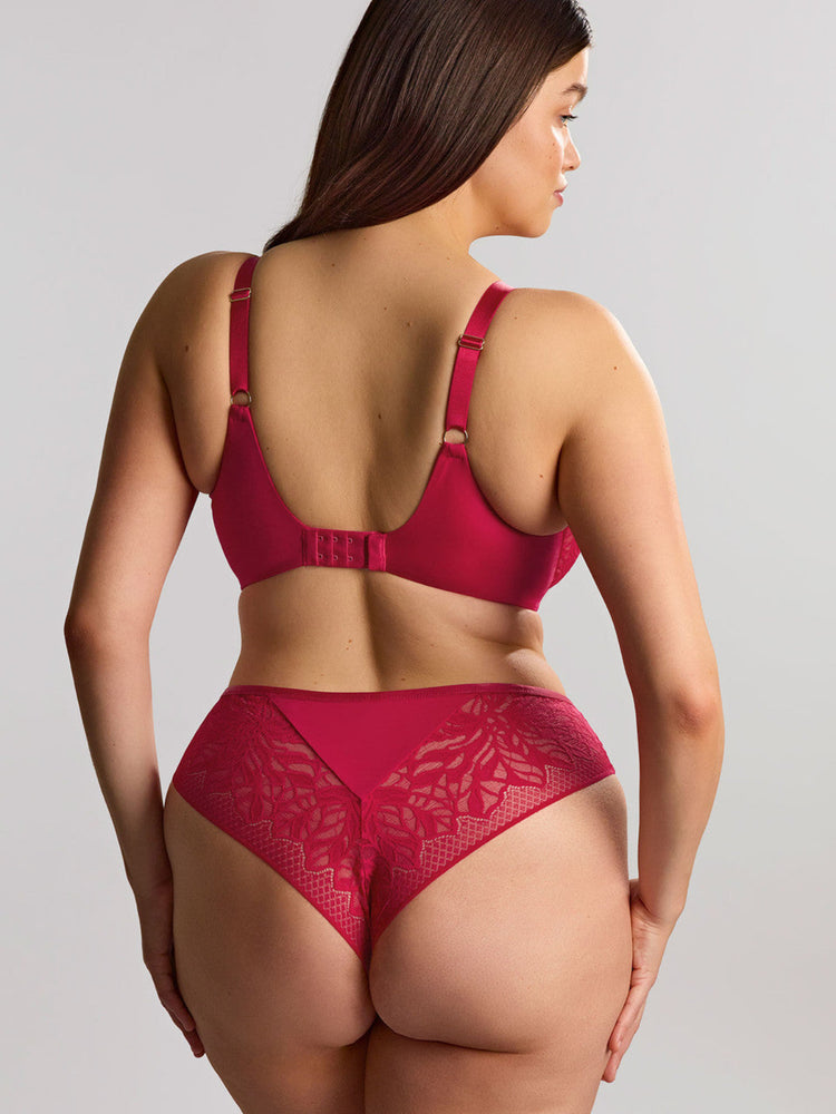 Model in Sophia Full Cup BH Raspberry achterzijde