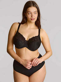 Model in Amara Full Cup BH Zwart voorzijde