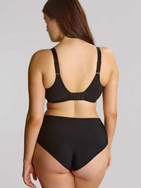 Model in Amara Full Cup BH Zwart achterzijde