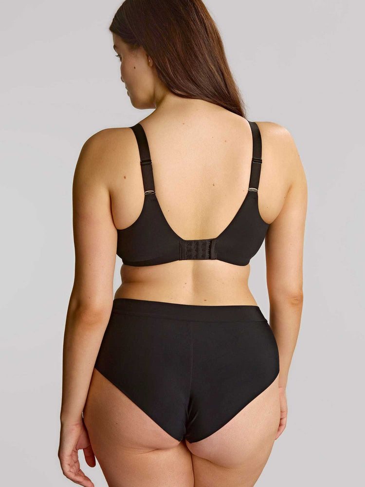Model in Amara Full Cup BH Zwart achterzijde